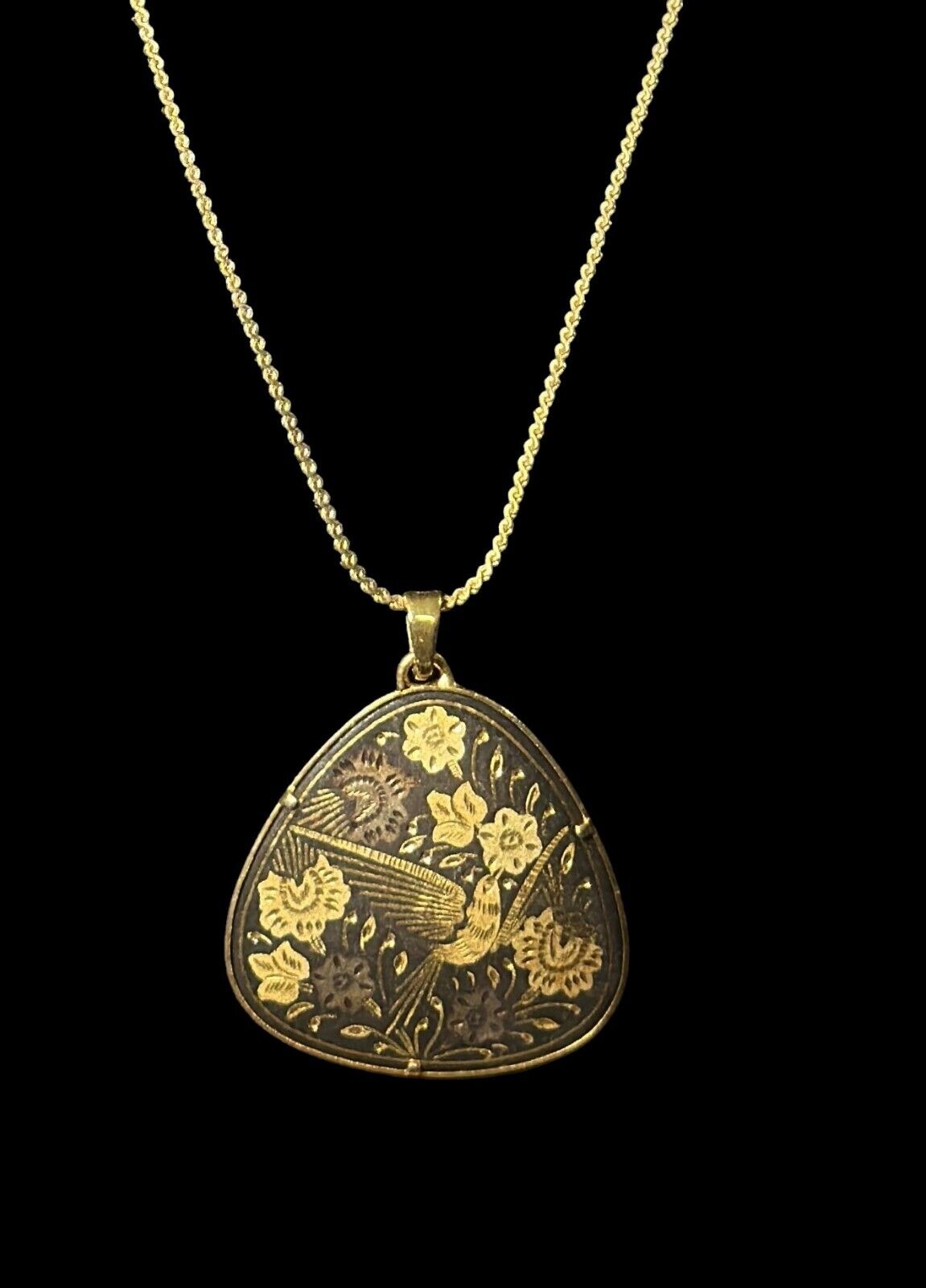Vintage Engraved Bird Design Pendent Goldtone 18"